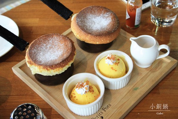 小銅鍋義式餐廳(德安誠品店)：【台南||東區】超好拍！台南夢幻甜點─小銅鍋舒芙蕾！燉飯／披薩也很美味>>小銅鍋義式餐廳