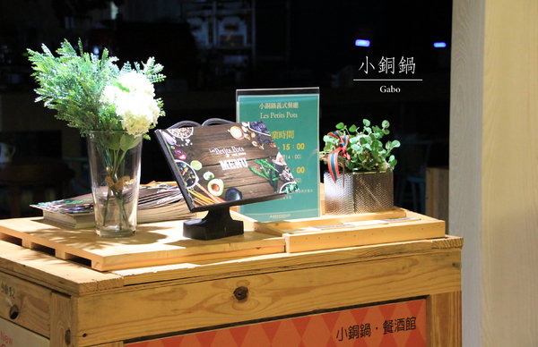 小銅鍋義式餐廳(德安誠品店)：【台南||東區】超好拍！台南夢幻甜點─小銅鍋舒芙蕾！燉飯／披薩也很美味>>小銅鍋義式餐廳