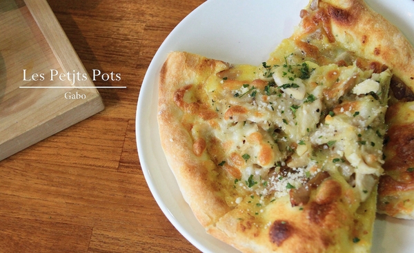 小銅鍋義式餐廳(德安誠品店)：【台南||東區】超好拍！台南夢幻甜點─小銅鍋舒芙蕾！燉飯／披薩也很美味>>小銅鍋義式餐廳