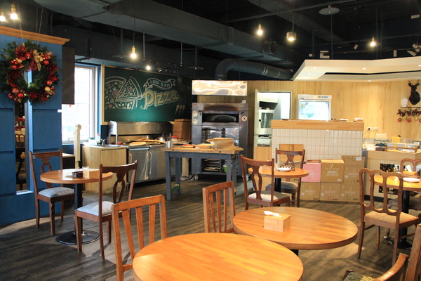 小銅鍋義式餐廳(德安誠品店)：【台南||東區】超好拍！台南夢幻甜點─小銅鍋舒芙蕾！燉飯／披薩也很美味>>小銅鍋義式餐廳