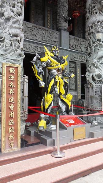 桃園明倫三聖宮：【桃園景點】明倫三聖宮~變形金剛大黃蜂vs柯博文