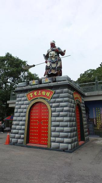 桃園明倫三聖宮：【桃園景點】明倫三聖宮~變形金剛大黃蜂vs柯博文
