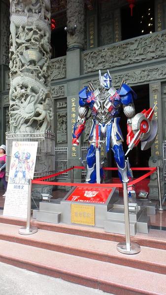 桃園明倫三聖宮：【桃園景點】明倫三聖宮~變形金剛大黃蜂vs柯博文