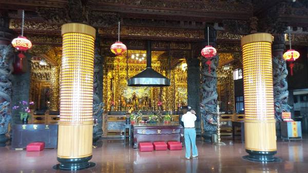 桃園明倫三聖宮：【桃園景點】明倫三聖宮~變形金剛大黃蜂vs柯博文