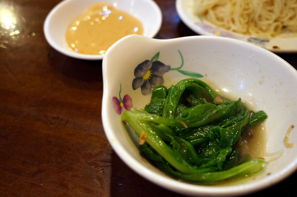 帝王食補薑母鴨(景美店):(胖樺食記)抗寒流聖品「帝王食補薑母鴨」。大口灌下大量薑片爆炒鴨肉加上麻油的熱湯無敵過癮。