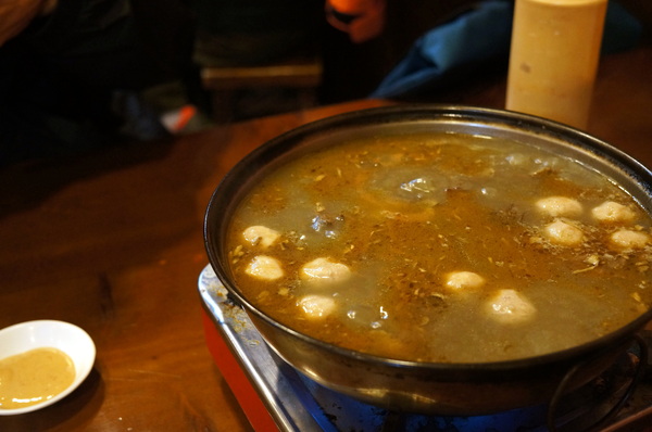 帝王食補薑母鴨(景美店):(胖樺食記)抗寒流聖品「帝王食補薑母鴨」。大口灌下大量薑片爆炒鴨肉加上麻油的熱湯無敵過癮。