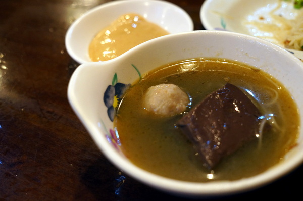 帝王食補薑母鴨(景美店):(胖樺食記)抗寒流聖品「帝王食補薑母鴨」。大口灌下大量薑片爆炒鴨肉加上麻油的熱湯無敵過癮。