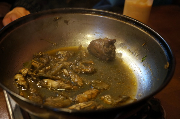 帝王食補薑母鴨(景美店):(胖樺食記)抗寒流聖品「帝王食補薑母鴨」。大口灌下大量薑片爆炒鴨肉加上麻油的熱湯無敵過癮。