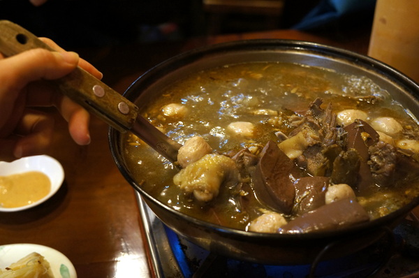 帝王食補薑母鴨(景美店):(胖樺食記)抗寒流聖品「帝王食補薑母鴨」。大口灌下大量薑片爆炒鴨肉加上麻油的熱湯無敵過癮。