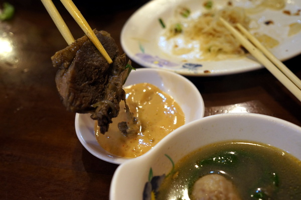 帝王食補薑母鴨(景美店):(胖樺食記)抗寒流聖品「帝王食補薑母鴨」。大口灌下大量薑片爆炒鴨肉加上麻油的熱湯無敵過癮。