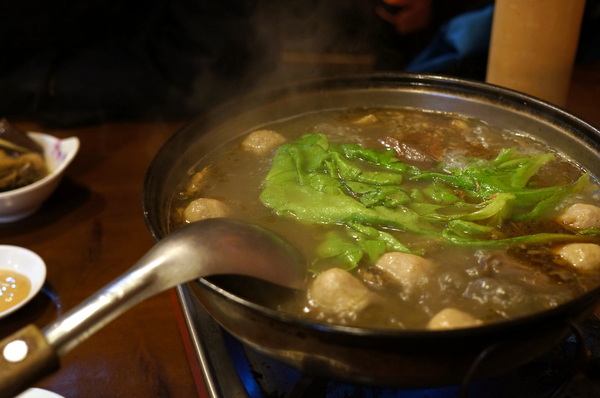 帝王食補薑母鴨(景美店):(胖樺食記)抗寒流聖品「帝王食補薑母鴨」。大口灌下大量薑片爆炒鴨肉加上麻油的熱湯無敵過癮。