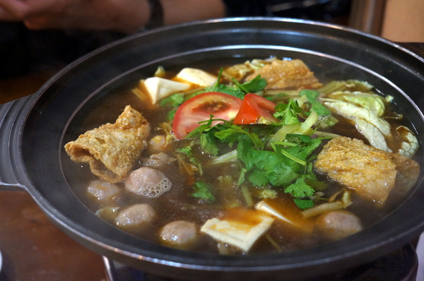 帝王食補薑母鴨(景美店)：(胖樺食記)景興路帝王食補薑母鴨羊肉爐。寒冷的冬天上這一鍋超級滿足。