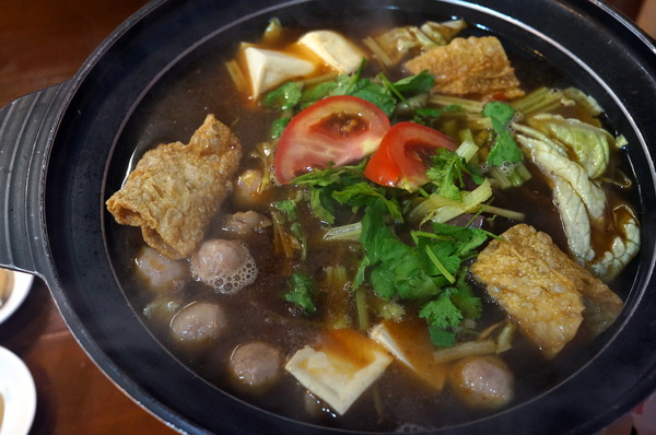 帝王食補薑母鴨(景美店)：(胖樺食記)景興路帝王食補薑母鴨羊肉爐。寒冷的冬天上這一鍋超級滿足。