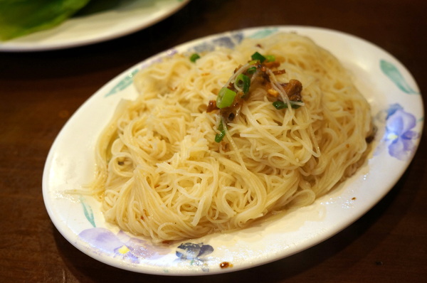 帝王食補薑母鴨(景美店):(胖樺食記)抗寒流聖品「帝王食補薑母鴨」。大口灌下大量薑片爆炒鴨肉加上麻油的熱湯無敵過癮。