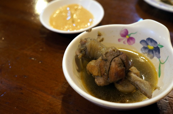 帝王食補薑母鴨(景美店):(胖樺食記)抗寒流聖品「帝王食補薑母鴨」。大口灌下大量薑片爆炒鴨肉加上麻油的熱湯無敵過癮。