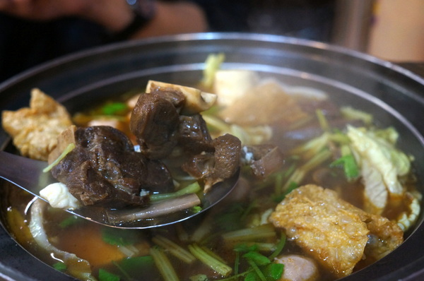 帝王食補薑母鴨(景美店)：(胖樺食記)景興路帝王食補薑母鴨羊肉爐。寒冷的冬天上這一鍋超級滿足。