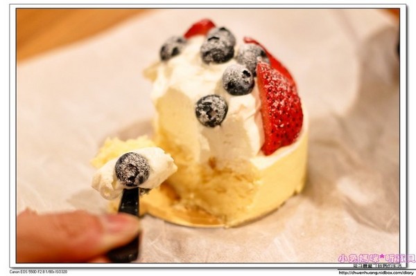 法國的秘密甜點(林口店):【美食♥林口】☼ 法國的秘密甜點(林口三井店)☼諾曼地牛奶蛋糕柔細綿密、雙莓繽紛天使酸甜好滋味♥♥