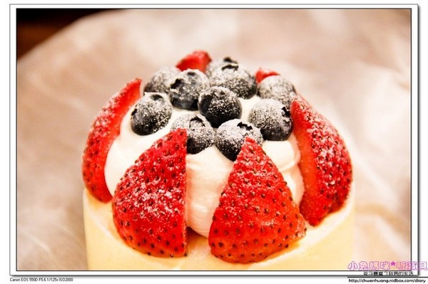 法國的秘密甜點(林口店):【美食♥林口】☼ 法國的秘密甜點(林口三井店)☼諾曼地牛奶蛋糕柔細綿密、雙莓繽紛天使酸甜好滋味♥♥