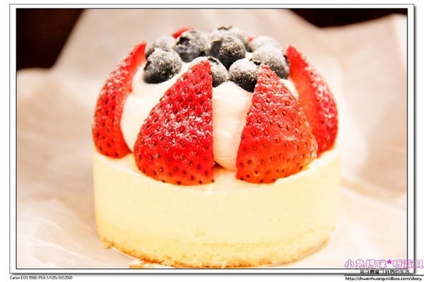 法國的秘密甜點(林口店):【美食♥林口】☼ 法國的秘密甜點(林口三井店)☼諾曼地牛奶蛋糕柔細綿密、雙莓繽紛天使酸甜好滋味♥♥