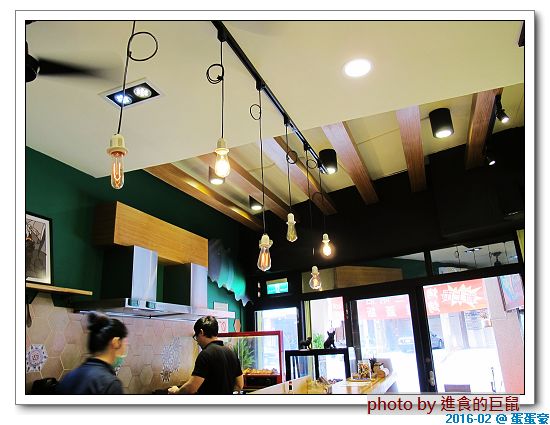 蛋蛋豪:(台南。中西區美食) 蛋蛋豪/(手扒雞,美味再現! ) 記憶中的美食_香噴噴手扒雞,懷舊好滋味!烤雞+燒肉,雙重享受,讓你吃飽胃撐一整天!