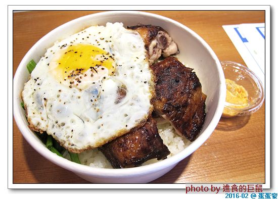 蛋蛋豪:(台南。中西區美食) 蛋蛋豪/(手扒雞,美味再現! ) 記憶中的美食_香噴噴手扒雞,懷舊好滋味!烤雞+燒肉,雙重享受,讓你吃飽胃撐一整天!