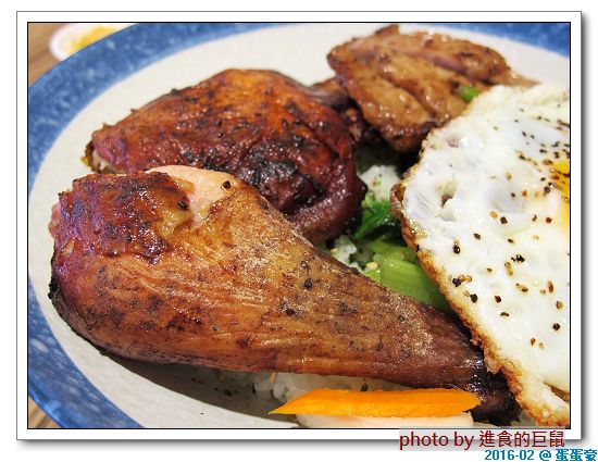 蛋蛋豪:(台南。中西區美食) 蛋蛋豪/(手扒雞,美味再現! ) 記憶中的美食_香噴噴手扒雞,懷舊好滋味!烤雞+燒肉,雙重享受,讓你吃飽胃撐一整天!