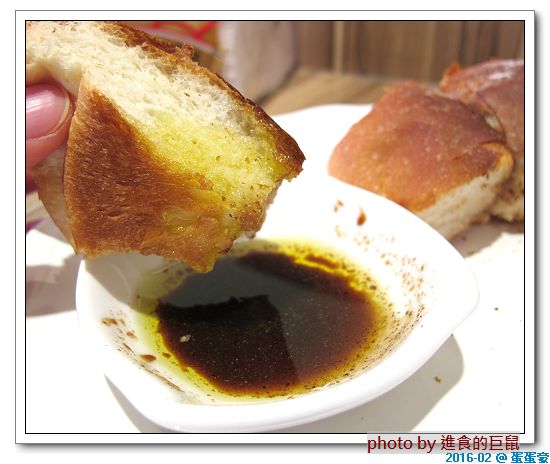 蛋蛋豪:(台南。中西區美食) 蛋蛋豪/(手扒雞,美味再現! ) 記憶中的美食_香噴噴手扒雞,懷舊好滋味!烤雞+燒肉,雙重享受,讓你吃飽胃撐一整天!