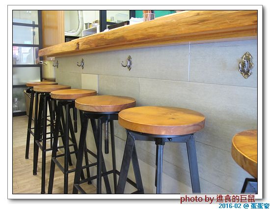 蛋蛋豪:(台南。中西區美食) 蛋蛋豪/(手扒雞,美味再現! ) 記憶中的美食_香噴噴手扒雞,懷舊好滋味!烤雞+燒肉,雙重享受,讓你吃飽胃撐一整天!