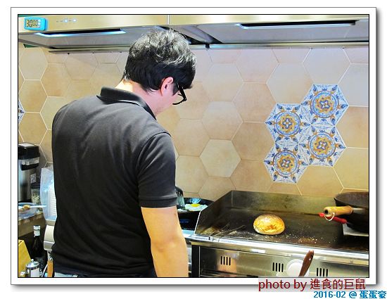 蛋蛋豪:(台南。中西區美食) 蛋蛋豪/(手扒雞,美味再現! ) 記憶中的美食_香噴噴手扒雞,懷舊好滋味!烤雞+燒肉,雙重享受,讓你吃飽胃撐一整天!