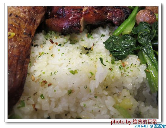 蛋蛋豪:(台南。中西區美食) 蛋蛋豪/(手扒雞,美味再現! ) 記憶中的美食_香噴噴手扒雞,懷舊好滋味!烤雞+燒肉,雙重享受,讓你吃飽胃撐一整天!