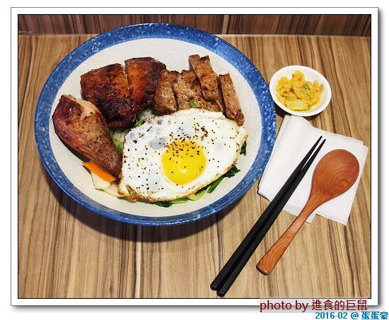 蛋蛋豪:(台南。中西區美食) 蛋蛋豪/(手扒雞,美味再現! ) 記憶中的美食_香噴噴手扒雞,懷舊好滋味!烤雞+燒肉,雙重享受,讓你吃飽胃撐一整天!