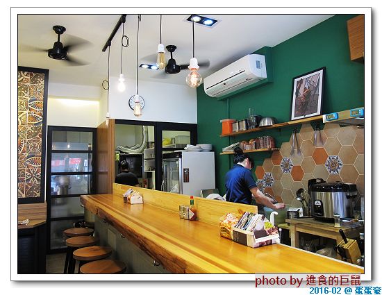 蛋蛋豪:(台南。中西區美食) 蛋蛋豪/(手扒雞,美味再現! ) 記憶中的美食_香噴噴手扒雞,懷舊好滋味!烤雞+燒肉,雙重享受,讓你吃飽胃撐一整天!