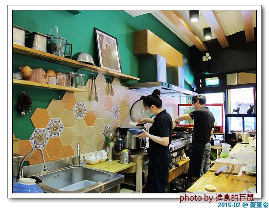 蛋蛋豪:(台南。中西區美食) 蛋蛋豪/(手扒雞,美味再現! ) 記憶中的美食_香噴噴手扒雞,懷舊好滋味!烤雞+燒肉,雙重享受,讓你吃飽胃撐一整天!