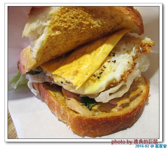 蛋蛋豪:(台南。中西區美食) 蛋蛋豪/(手扒雞,美味再現! ) 記憶中的美食_香噴噴手扒雞,懷舊好滋味!烤雞+燒肉,雙重享受,讓你吃飽胃撐一整天!