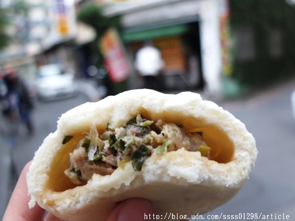 榮記公園橋鮮肉包專賣店:【美食特搜。屏東市】榮記公園橋鮮肉包專賣店。包子饅頭不能錯過 萬年溪旁飄香30年 傳承兩代手工包子店