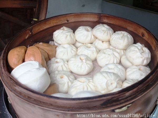 榮記公園橋鮮肉包專賣店:【美食特搜。屏東市】榮記公園橋鮮肉包專賣店。包子饅頭不能錯過 萬年溪旁飄香30年 傳承兩代手工包子店