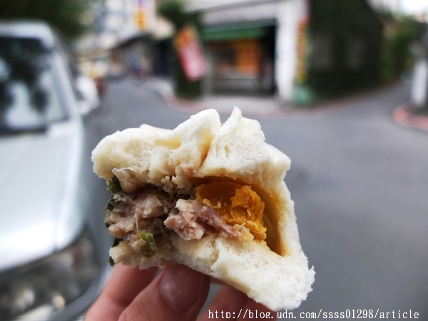 榮記公園橋鮮肉包專賣店:【美食特搜。屏東市】榮記公園橋鮮肉包專賣店。包子饅頭不能錯過 萬年溪旁飄香30年 傳承兩代手工包子店