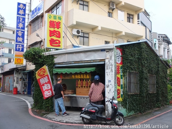 榮記公園橋鮮肉包專賣店:【美食特搜。屏東市】榮記公園橋鮮肉包專賣店。包子饅頭不能錯過 萬年溪旁飄香30年 傳承兩代手工包子店