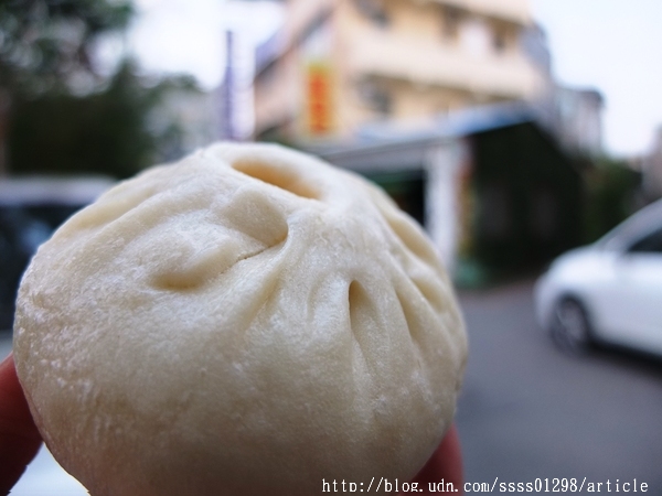 榮記公園橋鮮肉包專賣店:【美食特搜。屏東市】榮記公園橋鮮肉包專賣店。包子饅頭不能錯過 萬年溪旁飄香30年 傳承兩代手工包子店