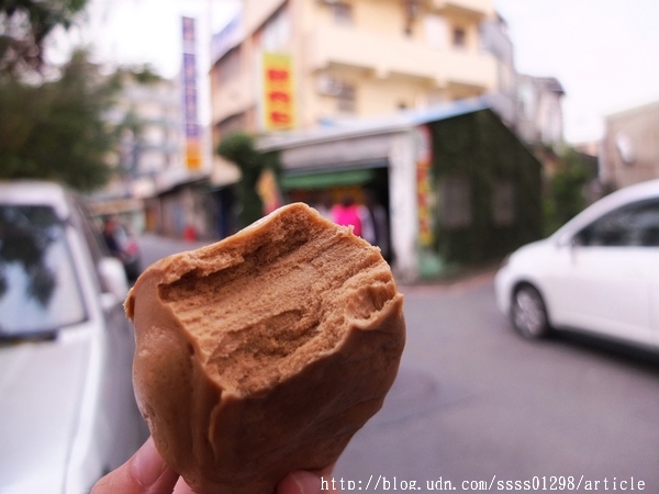 榮記公園橋鮮肉包專賣店:【美食特搜。屏東市】榮記公園橋鮮肉包專賣店。包子饅頭不能錯過 萬年溪旁飄香30年 傳承兩代手工包子店