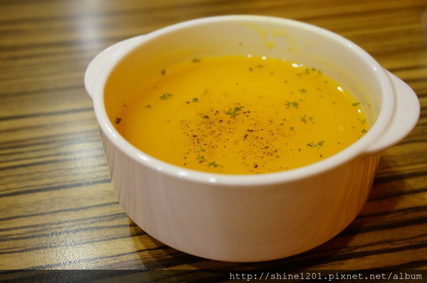 【板橋府中站餐廳】花園廚房牛排義式料理.用原味給你健康好味道