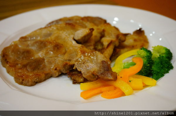 【板橋府中站餐廳】花園廚房牛排義式料理.用原味給你健康好味道