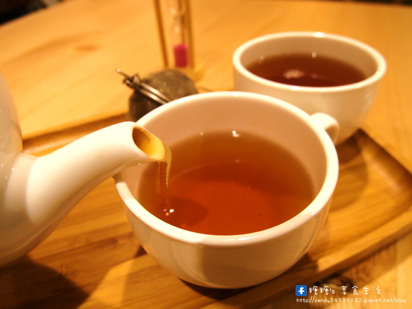 小原咖啡:〖台中│美食〗小原咖啡 ❤ 超吸睛泡芙塔,每日限量發售~即日起至2/7,凡點兩款手作甜點,即贈法國KUSMI茶一壺唷!!