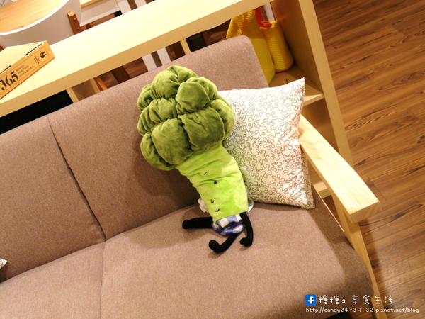 小原咖啡:〖台中│美食〗小原咖啡 ❤ 超吸睛泡芙塔,每日限量發售~即日起至2/7,凡點兩款手作甜點,即贈法國KUSMI茶一壺唷!!