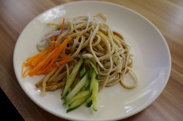 原生園食草氽燙鍋(南京店)：[小巨蛋]原生園食草汆燙鍋：台東原生應用植物園直送 新鮮無毒蔬菜+藥膳湯底 吃到飽!