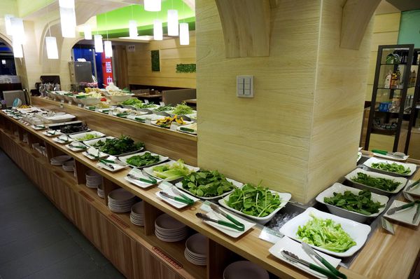 原生園食草氽燙鍋(南京店)：[小巨蛋]原生園食草汆燙鍋：台東原生應用植物園直送 新鮮無毒蔬菜+藥膳湯底 吃到飽!