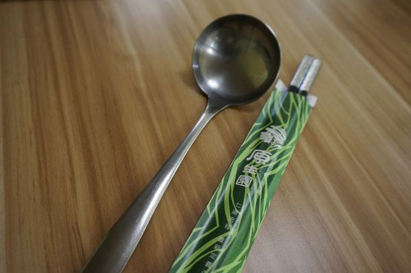 原生園食草氽燙鍋(南京店)：[小巨蛋]原生園食草汆燙鍋：台東原生應用植物園直送 新鮮無毒蔬菜+藥膳湯底 吃到飽!