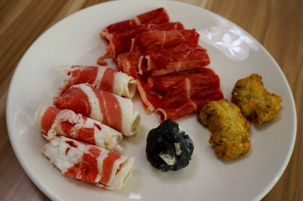 原生園食草氽燙鍋(南京店)：[小巨蛋]原生園食草汆燙鍋：台東原生應用植物園直送 新鮮無毒蔬菜+藥膳湯底 吃到飽!