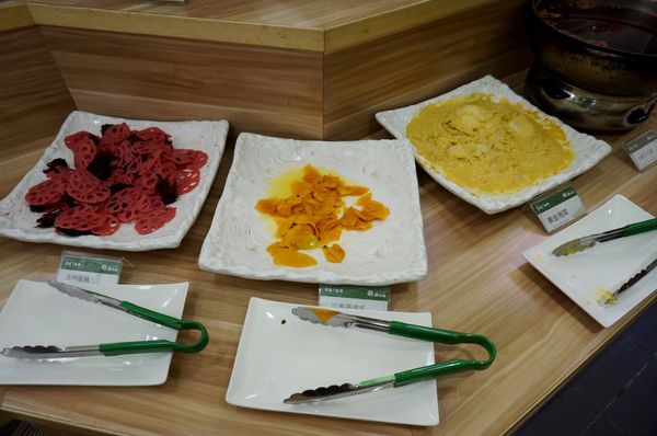 原生園食草氽燙鍋(南京店)：[小巨蛋]原生園食草汆燙鍋：台東原生應用植物園直送 新鮮無毒蔬菜+藥膳湯底 吃到飽!