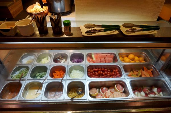 原生園食草氽燙鍋(南京店)：[小巨蛋]原生園食草汆燙鍋：台東原生應用植物園直送 新鮮無毒蔬菜+藥膳湯底 吃到飽!